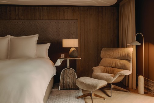 5. ROSEWOOD COURCHEVEL LE JARDIN ALPIN_PREMIER JUNIOR SUITE_BEDROOM.jpg
